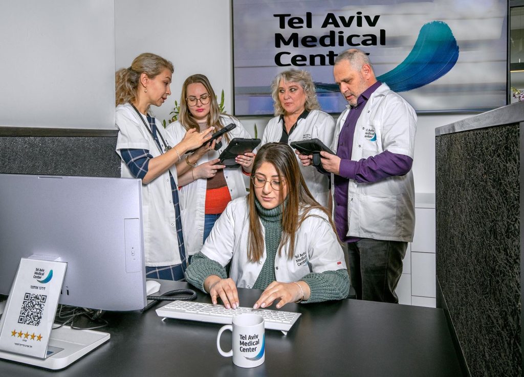 צוות תל אביב מדיקל סנטר בעמדת הקבלה